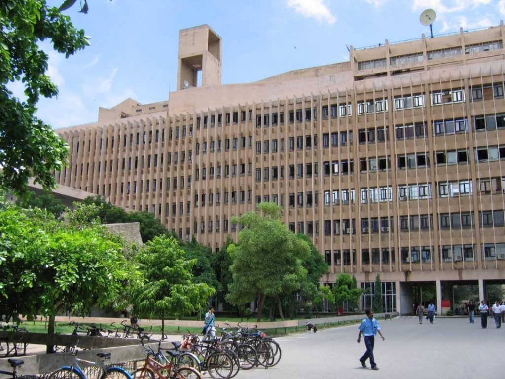 Nearly 2,500 IITs Students Drop Out in 2 Years